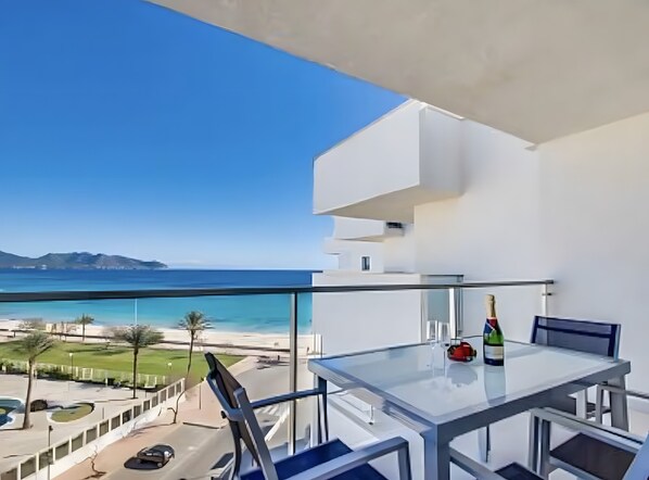 Outdoor dining - Seafront Apartment in Cala Millor – Mallorca (Cala Millor)
