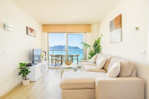 TV - Seafront Apartment in Cala Millor – Mallorca (Cala Millor)