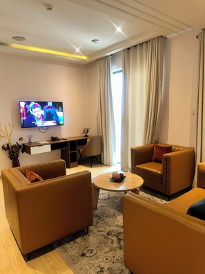 프레지덴셜 스위트, 시내 전망 | 거실 공간 | 디지털 채널 시청이 가능한 33인치 스마트 TV, 넷플릭스, MP3 도킹 스테이션