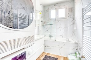 Hair dryer, towels, toilet paper - Duplex flat in Villa* Paris, ExpoPark, CDG, Disney (Aulnay-sous-Bois)