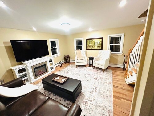 Fabulous 2-bedroom Creekside cottage on the historic Collins Estate.