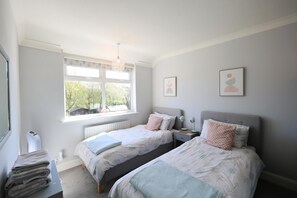 2 bedrooms, free WiFi, bed sheets - Kipper Cottage - sleeps 4 guests  in 2 bedrooms (Pakefield)