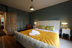 7 bedrooms, iron/ironing board, free WiFi, bed sheets - Suffolk Coast Townhouse - sleeps 12 guests - by the beach - dog-friendly (Lowestoft)