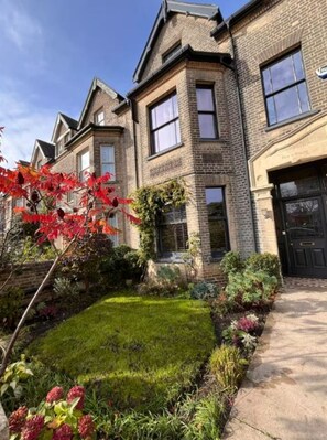 Exterior - Suffolk Coast Townhouse - sleeps 12 guests - by the beach - dog-friendly (Lowestoft)