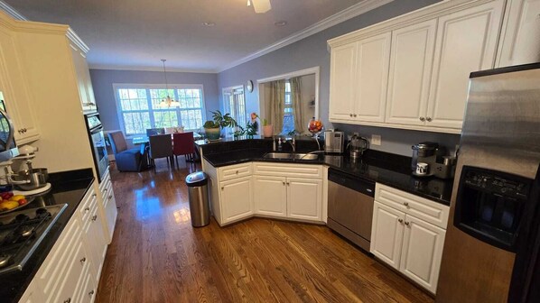 Private kitchen - Perfect 5-bedroom house with AC in wonderful Evans (Evans)