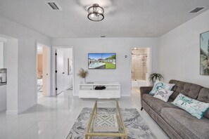 Living area - 2-bedroom apartment in fantastic Miami with cool AC and comfort (Miami)