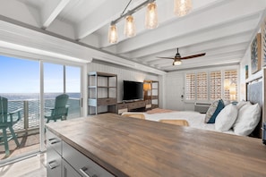 Free WiFi, bed sheets - Beachfront Balcony + Pool | Sleeps 3 | Pier Park (Panama City Beach)