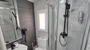 A modern bathroom with a glass-enclosed shower, a pedestal sink, and a toilet. - Maisonnette Grande Hauteur Near Paris & Stade De France (Drancy)