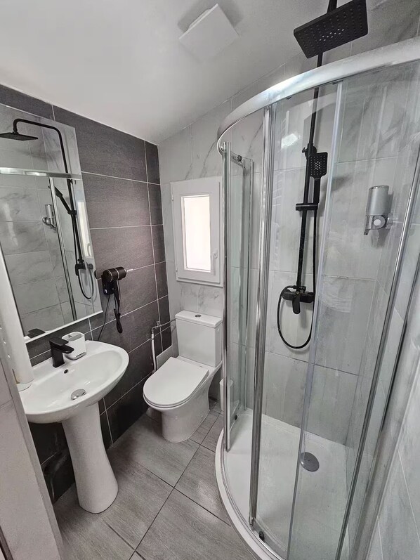 Hair dryer, towels, soap, shampoo - Maisonnette Grande Hauteur Near Paris & Stade De France (Drancy)