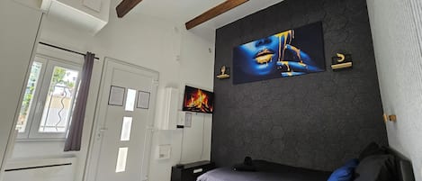 1 habitación, tabla de planchar con plancha, wifi gratis y ropa de cama
