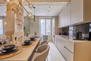Fridge, microwave, oven, dishwasher - Superb duplex in the center of Paris (Paris)
