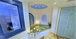 Ein Badezimmer mit Badewanne, Waschtisch mit Spiegel und einem Fenster.