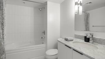 Suíte superluxo, 1 cama Queen e sofá-cama, para não fumantes, vista para a cidade | Banheiro