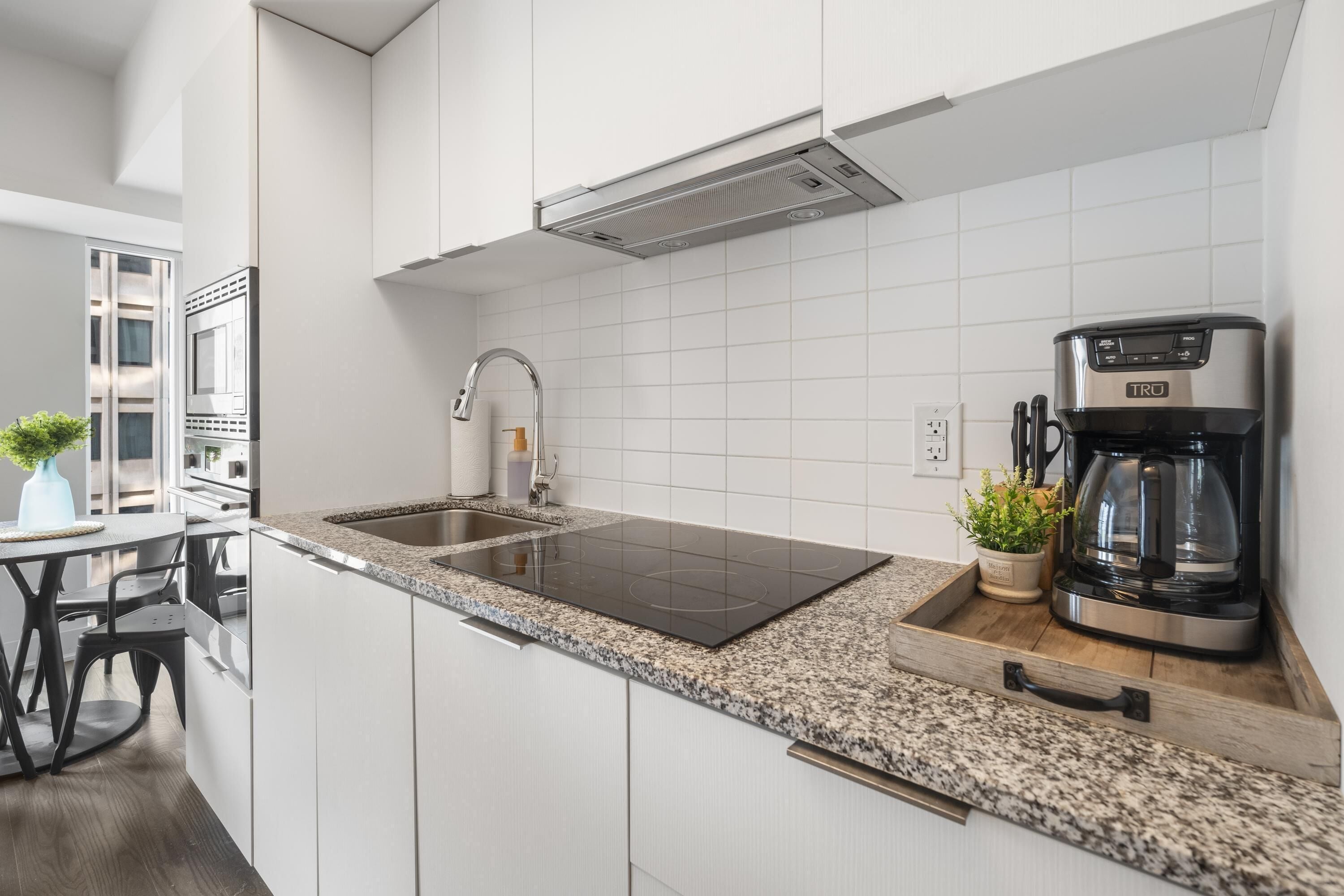 Deluxe Suite, 1 Queen Bed with Sofa bed, Non Smoking, City View | Private kitchen