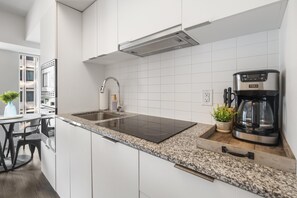 Deluxe Suite, 1 Queen Bed with Sofa bed, Non Smoking, City View | Private kitchen