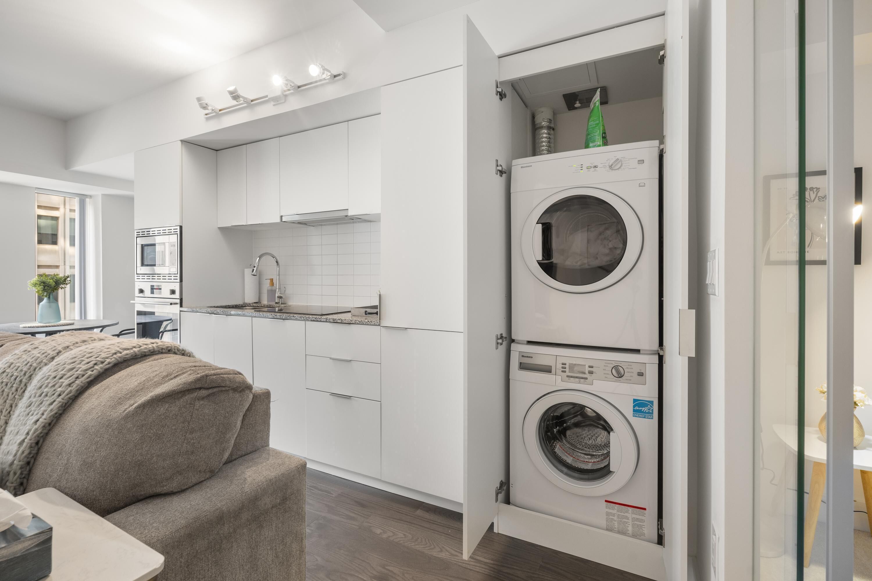 Suite – deluxe, 1 queensize-seng med sovesofa, ikke-røyk, byutsikt | Klesvask