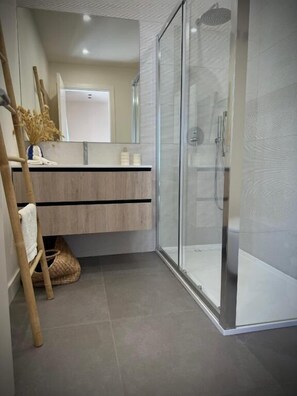 Deluxe-Doppelzimmer, 1 Doppelbett, Gartenblick | Badezimmer