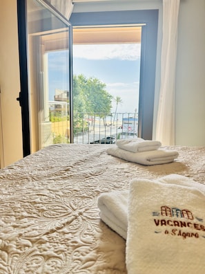 Ein Hotelzimmer mit Bett, Ausblick nach draußen und einem fensterbepflanzten Fenster.