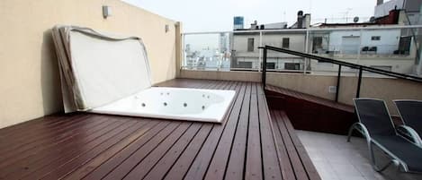 Tina de hidromasaje al aire libre