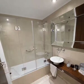 Jetted bath, hair dryer, bidet, towels - Palermo Soho 2BR for 6 | Terrace Jacuzzi | Free Laundry (Buenos Aires)