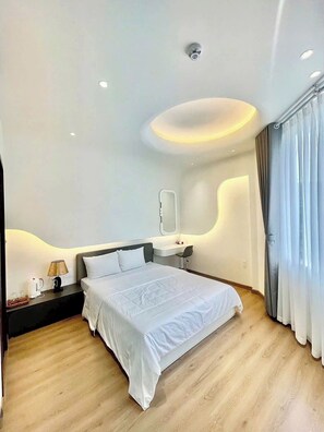 Deluxe Double Room Single Use, City View