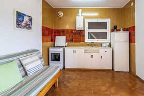 Coffee/tea maker, fridge, oven, electric kettle - 20.20 Cubells 3  Apartment close to the beach (Sant Feliu de Guixols)