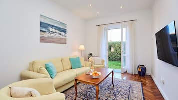 Leilighet (1 Bedroom) | Oppholdsrom | En 100-centimeters TV med kabel-kanaler
