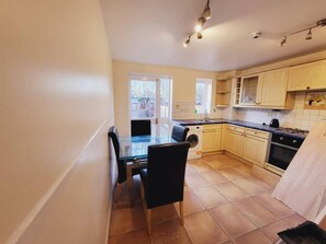 Dining - Apartment - Sleeps 5 - Private Garden (London)