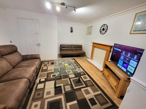 Apartment - Sleeps 5 - Private Garden