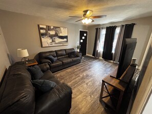 Living area - Pet Friendly!, Beautifully remodeled 2 BR duplex for your stay (Independence)