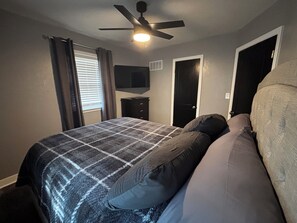 Room - Pet Friendly!, Beautifully remodeled 2 BR duplex for your stay (Independence)