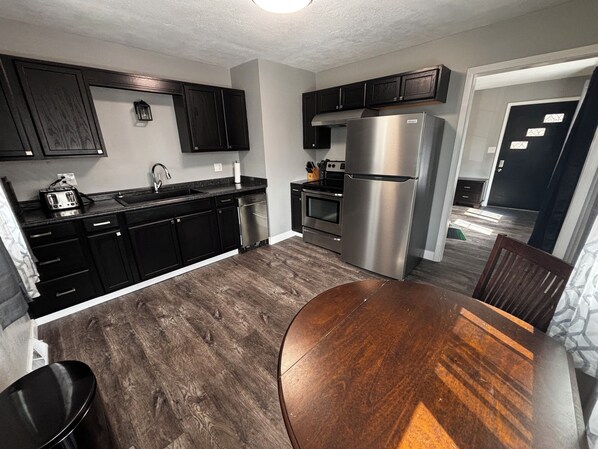 Private kitchen - Pet Friendly!, Beautifully remodeled 2 BR duplex for your stay (Independence)