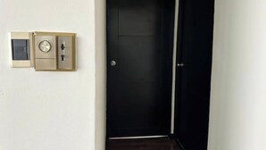Puerta cerrada con teclado de seguridad y cerradura.
