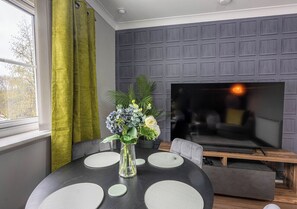 Dining - Warm & Welcoming Paisley Stay Near Transport Links - Pass the Keys (Paisley)