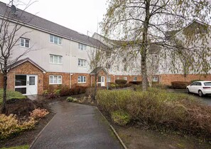 Exterior - Warm & Welcoming Paisley Stay Near Transport Links - Pass the Keys (Paisley)