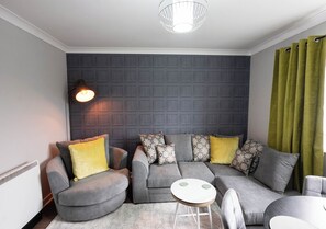 TV - Warm & Welcoming Paisley Stay Near Transport Links - Pass the Keys (Paisley)