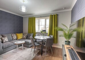 TV - Warm & Welcoming Paisley Stay Near Transport Links - Pass the Keys (Paisley)
