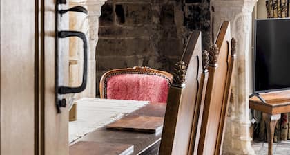 Unique Castle Stay, The East Gate Tower, Warwick - Pass the Keys