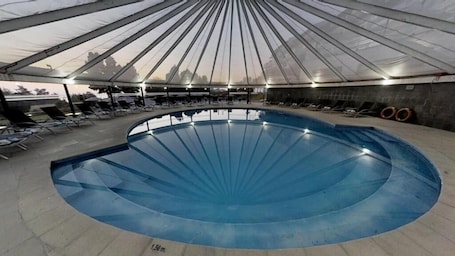 Indoor pool, outdoor pool. Hotel Marbella Resort