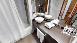 Executive Double Room, Balcony, Garden View | Bathroom | Shower, free toiletries, hair dryer, towels - Hotel Marbella Resort (Puchuncavi)