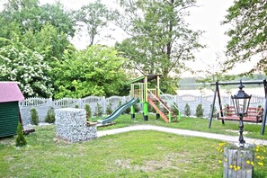 House | Garden - Holiday Home With a Garden, Right by the Lake (Lubrza)