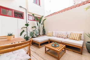 Outdoor dining - Coral Apartment - Old Town Courtyard Oasis (Cascais)