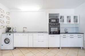 Private kitchen - 40m² air-conditioned house facing the sea and 500m from the beach (Sainte-Luce)