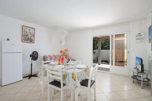 Dining - 40m² air-conditioned house facing the sea and 500m from the beach (Sainte-Luce)