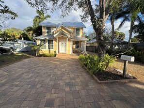 Exterior - 3-bedroom house relaxed retreat at Mellow Yellow in Stuart (Stuart)