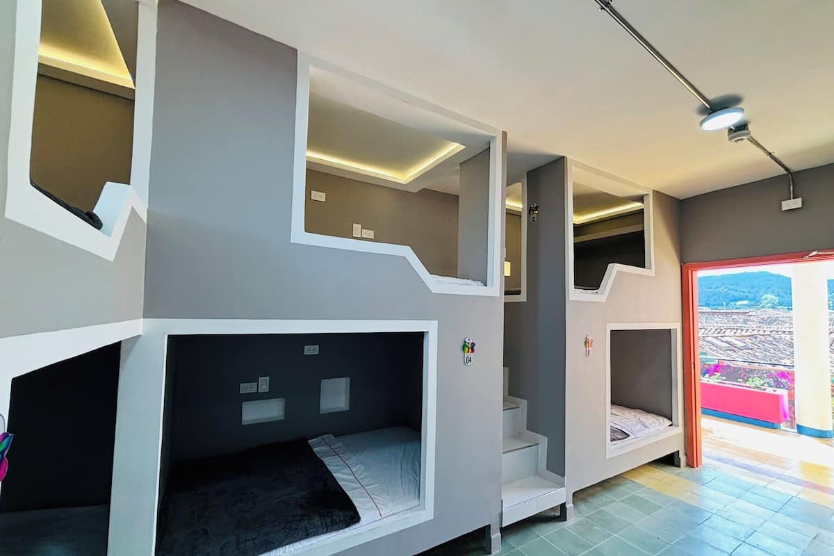 Phòng tập thể Economy, quang cảnh sân vườn