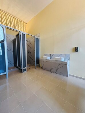 Felles sovesal – økonomi, bakgårdsutsikt | Bad