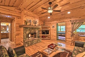 Living area - No Service Fee! Apple Dumpling! Close to Helen! (Clarkesville)