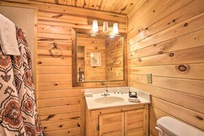 Shower, hair dryer, towels - Apple Dumpling near Helen, Wineries & Hiking (Clarkesville)