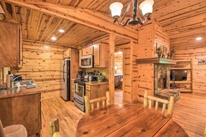 Fridge, microwave, oven, stovetop - Apple Dumpling near Helen, Wineries & Hiking (Clarkesville)